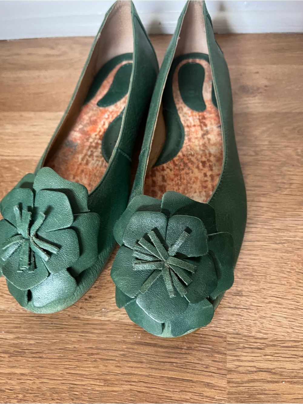 Born (Børn) Green Leather Flower-Toe Ballet Flats – Women's Size 9 - Picture 2 of 6